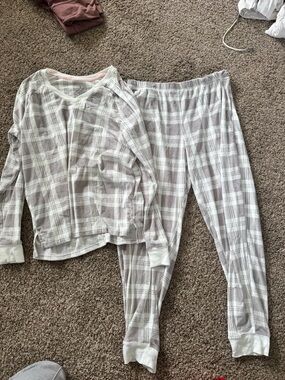 Cuddl Duds Women's Plaid Long Sleeve Pajama Set in Light Gray and White
